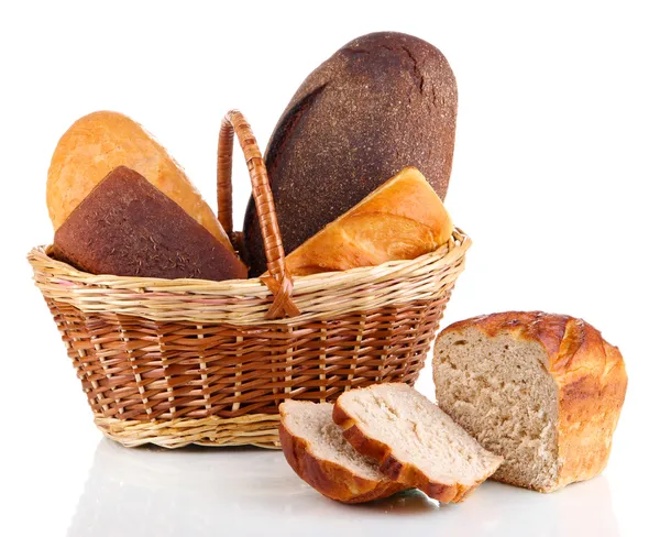 Pane fresco in cesto isolato su bianco — Foto Stock