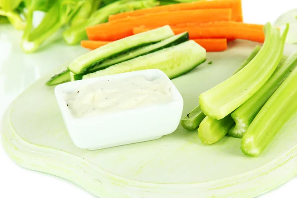 Čerstvý zelený celer na řezání palubě detail — Stock fotografie