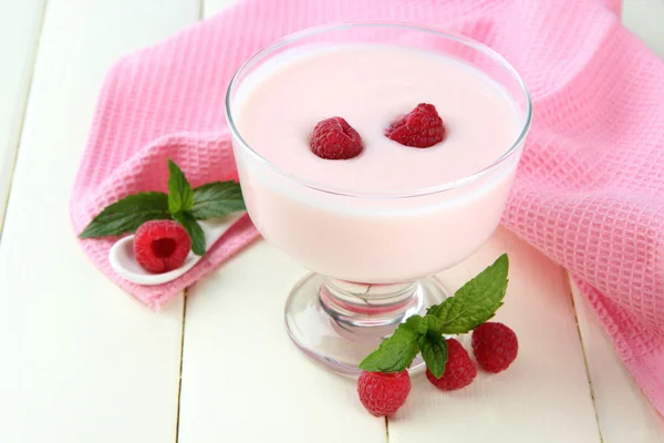 Heerlijke yoghurt met bessen op tabel close-up — Stockfoto