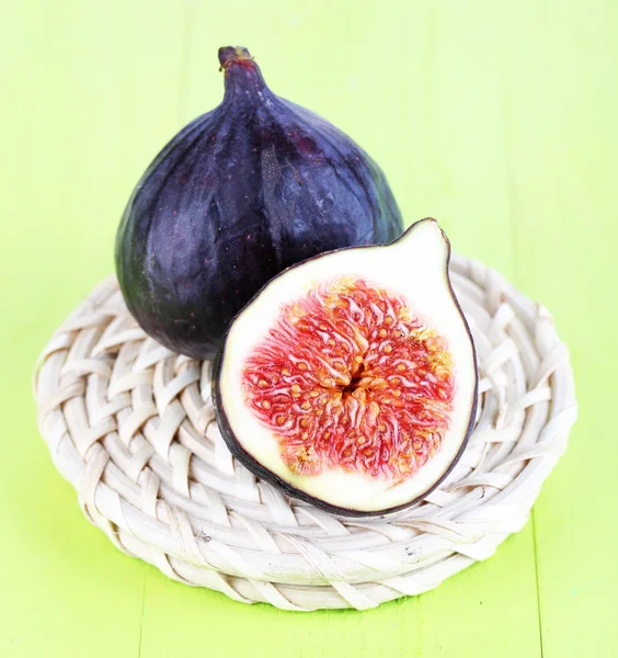 Ripe figs on wooden table close-up — Stock Photo, Image