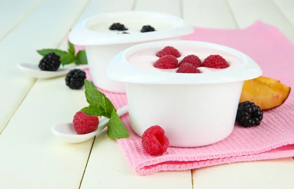 Heerlijke yoghurt met fruit en bessen op tabel close-up — Stockfoto