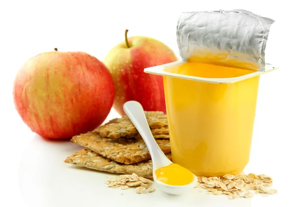Iaurt gustos în ceașcă de plastic deschisă, prăjituri și fructe, izolat pe alb — Fotografie, imagine de stoc