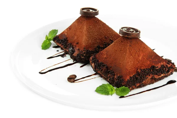 Вкусные шоколадные торты изолированы на белом — стоковое фото