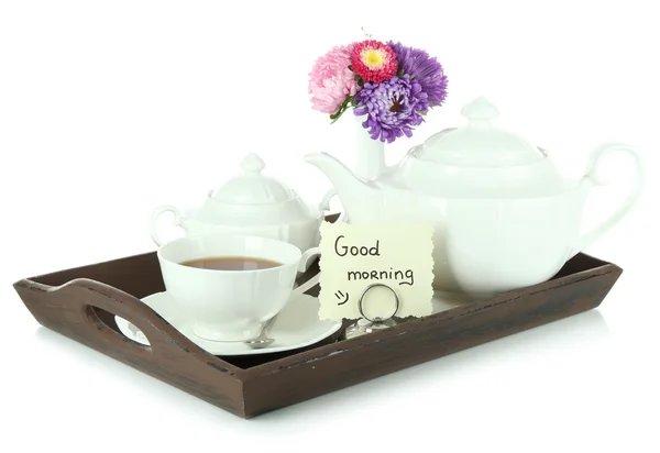 Φλιτζάνι τσάι με κέικ σε ξύλινο δίσκο που απομονώνονται σε λευκό — Φωτογραφία Αρχείου