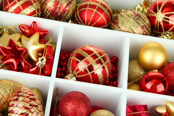 Caja de madera llena de decoraciones de Navidad fondo — Foto de Stock