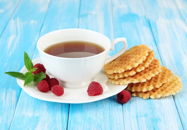 Cup of tea with cookies and raspberries on table close-up — Stock Photo, Image