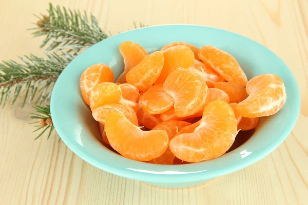 Tasty mandarine's slices in color bowl on light background — Stock Photo, Image