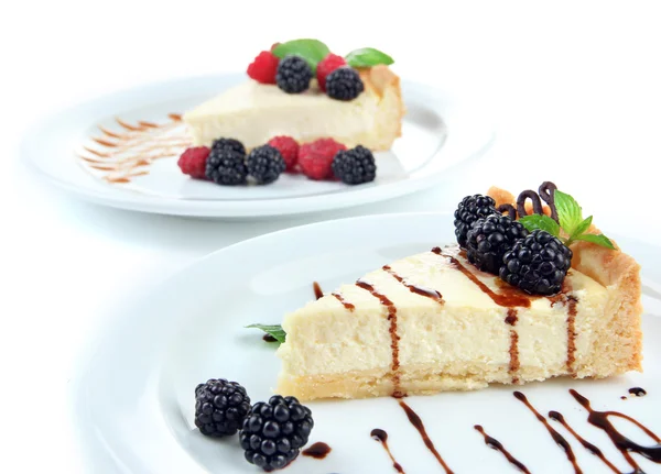 Scheiben Käsekuchen auf Teller, Nahaufnahme — Stockfoto