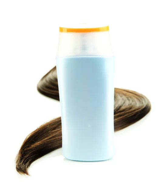 Capelli castani lucidi con shampoo isolato su bianco — Foto Stock