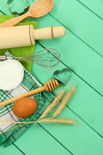 Vaření koncepce. základní pečící ingredience a kuchyňské nástroje na dřevěný stůl — Stock fotografie