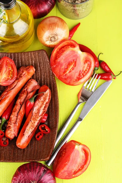 木製テーブルのクローズ アップの皿に野菜と美味しいソーセージ — ストック写真