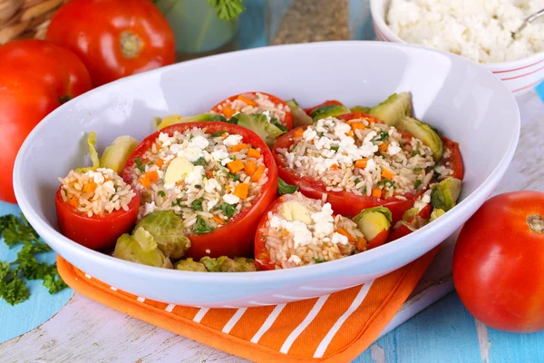 Stuffed tomatoes in bowl on wooden table close-up — Stock Photo, Image