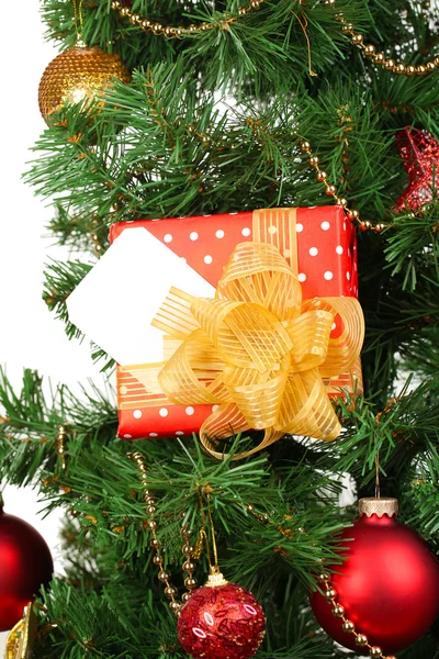 Regalo en árbol de Navidad aislado en blanco — Foto de Stock