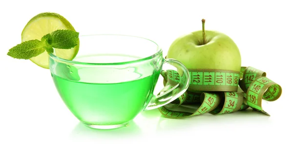 Transparente Tasse grüner Tee und Apfel isoliert auf weiß — Stockfoto