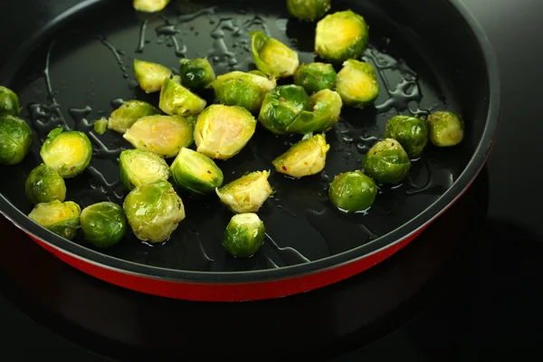 Frische Rosenkohl-Sprossen in Pfanne auf Kochfläche aus nächster Nähe — Stockfoto