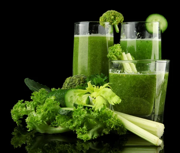 Gläser mit grünem Gemüsesaft und Gemüse isoliert auf schwarz — Stockfoto