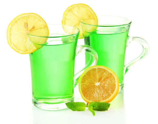 Две прозрачные чашки зеленого чая с мятой и лимоном изолированы на белом — стоковое фото