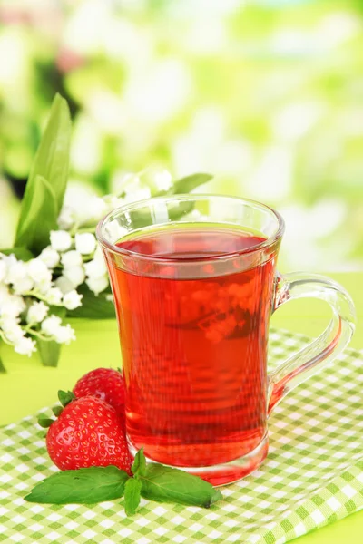 Délicieux thé à la fraise sur table sur fond lumineux — Photo