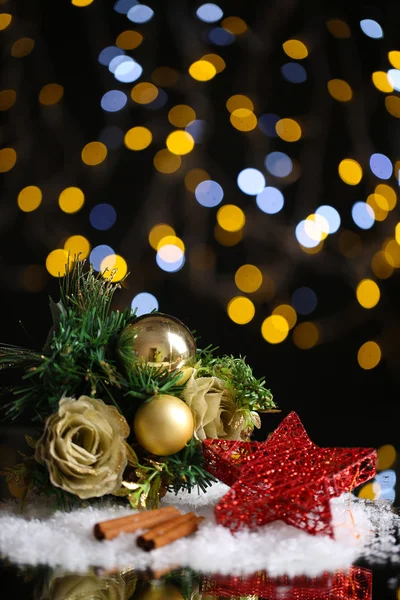 Schöne Weihnachtskomposition auf Tisch auf hellem Hintergrund — Stockfoto