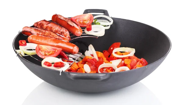 Lahůdkové párky v wok izolovaných na bílém — Stock fotografie