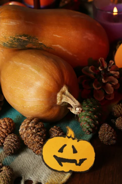 Composición para Halloween con calabazas sobre fondo de tela — Foto de Stock