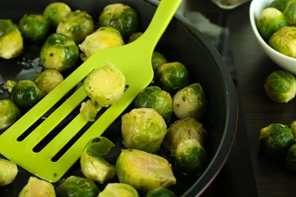 Frische Rosenkohl-Sprossen in Pfanne auf Kochfläche aus nächster Nähe — Stockfoto