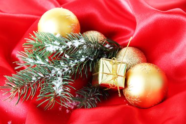 kırmızı saten kumaş üzerinde güzel bir Noel dekor