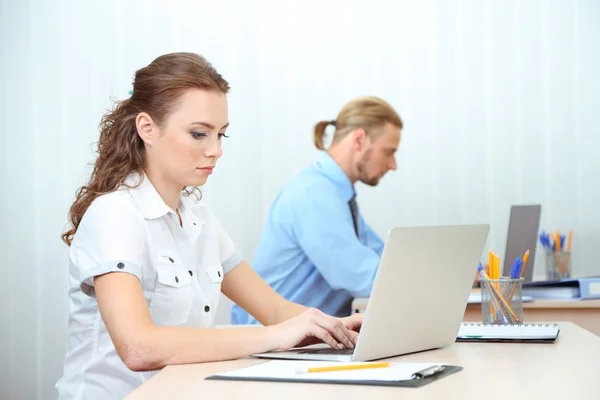 Donna in ufficio sul posto di lavoro — Foto Stock