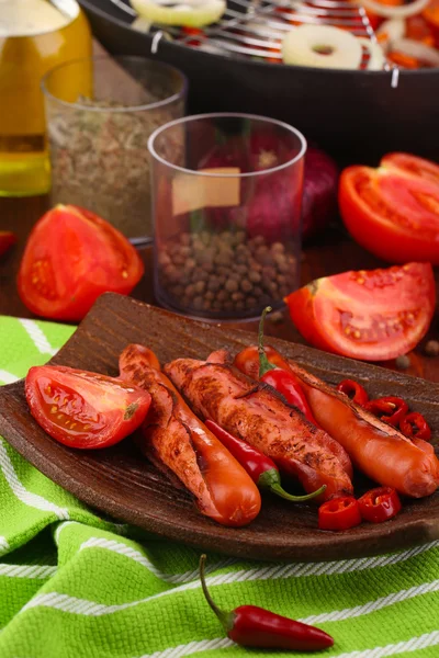 나무 테이블 클로즈업에 접시에 야채와 함께 맛 있는 소시지 — 스톡 사진