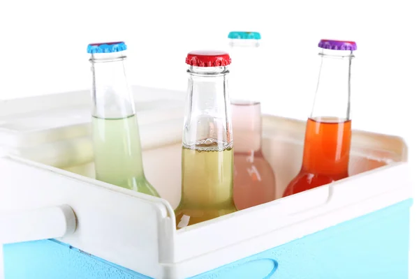 Getränke in Glasflaschen im Minikühlschrank isoliert auf weiß — Stockfoto