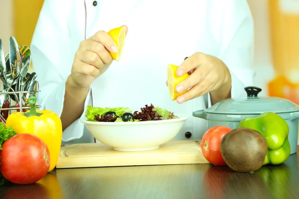 As mãos de cozinheiro preparam a salada — Fotografia de Stock