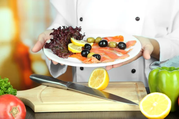 Koken handen met schotel — Stockfoto