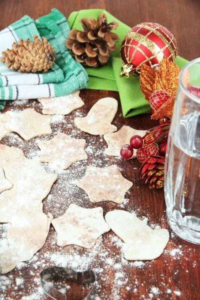 Att göra jul cookies på träbord — Stockfoto