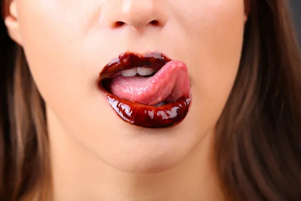 Primer plano de labios femeninos en chocolate — Foto de Stock