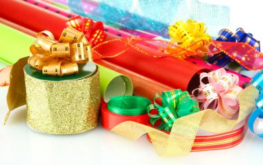 Noel kağıt şeritler, üzerinde beyaz izole yay Ambalaj Ruloları