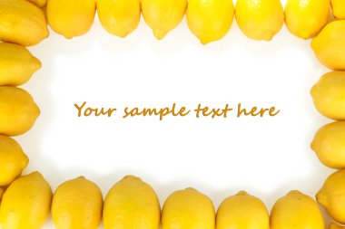 Beyaz arka planda olgun limonlar