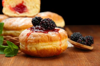 ahşap masa üzerinde meyveleri ile lezzetli börekler