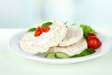 Beyaz masa üzerinde sebze ile lezzetli crispbreads