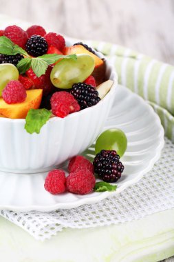 ahşap zemin üzerinde kase meyve salatası