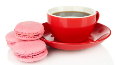 kahve ve üzerinde beyaz izole macaroons