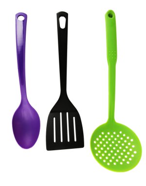Plastik mutfak eşyaları üzerinde beyaz izole