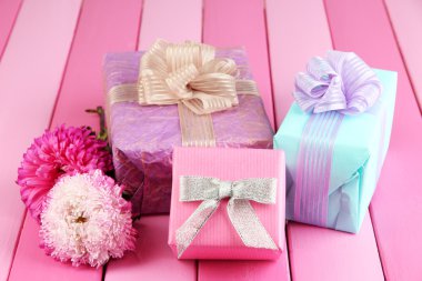 hediye ve çiçek, parlak ahşap zemin üzerinde