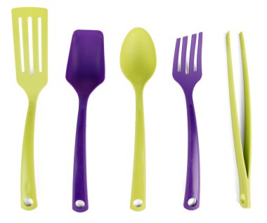 Plastik mutfak eşyaları üzerinde beyaz izole