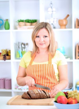 doğrama kurulu üstünde susam ile ekmek dilimleme kadın