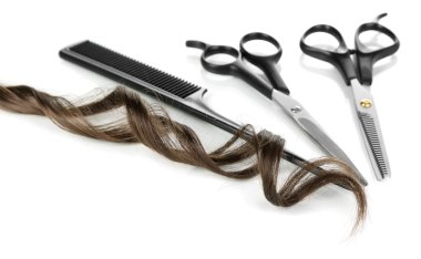 parlak kahverengi curl makas ve üzerinde beyaz izole tarak ile