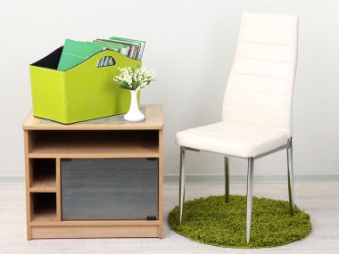 dergi ve başucundaki odasında yeşil kutusundaki klasörler