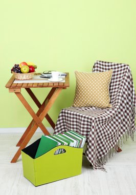 dergi ve klasörleri odasındaki masada yeşil kutunun içinde