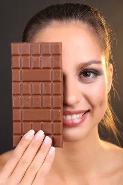 çikolata kahverengi zemin üzerine ile güzel genç kız portresi