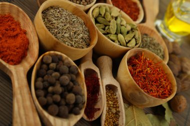 birçok farklı baharatlar ve kokulu otlar yakın çekim arka plan