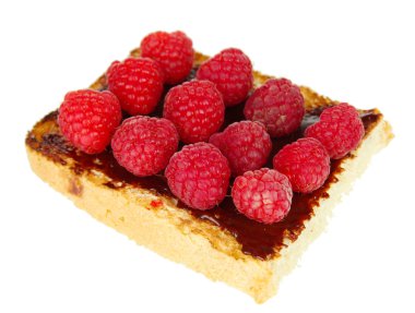 Ahududu üzerinde beyaz izole lezzetli ekmek